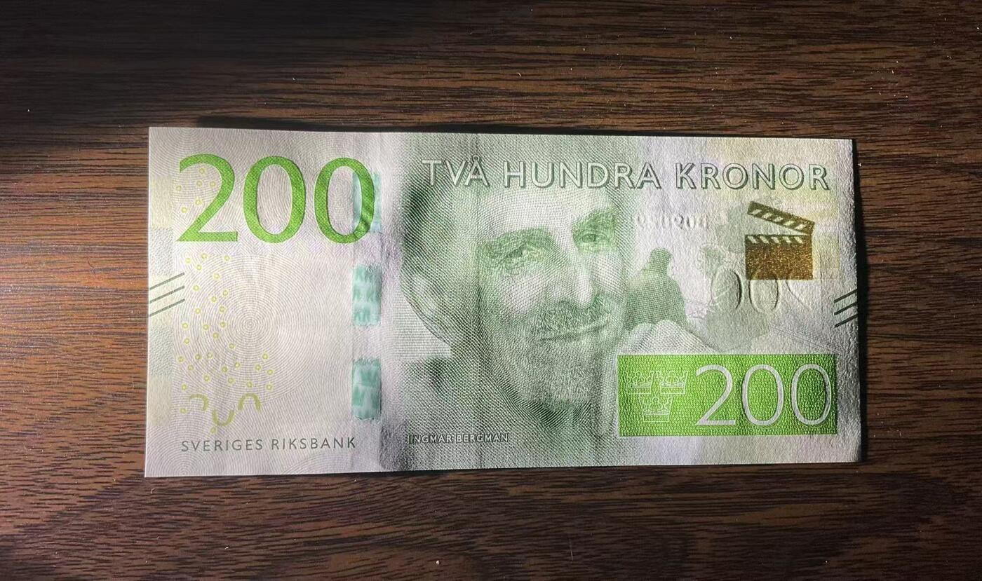 【礼羽收藏】🌏世界钱币拍卖第131期  瑞典200克朗2015首年首发版B冠(刀拆绝品原票状态适合送评)无347双尾55号码干净漂亮。稀少面值币种量小，市面能看到基本都带347的号码不佳，该套最值得入手一枚配套必备错失美号拍大腿