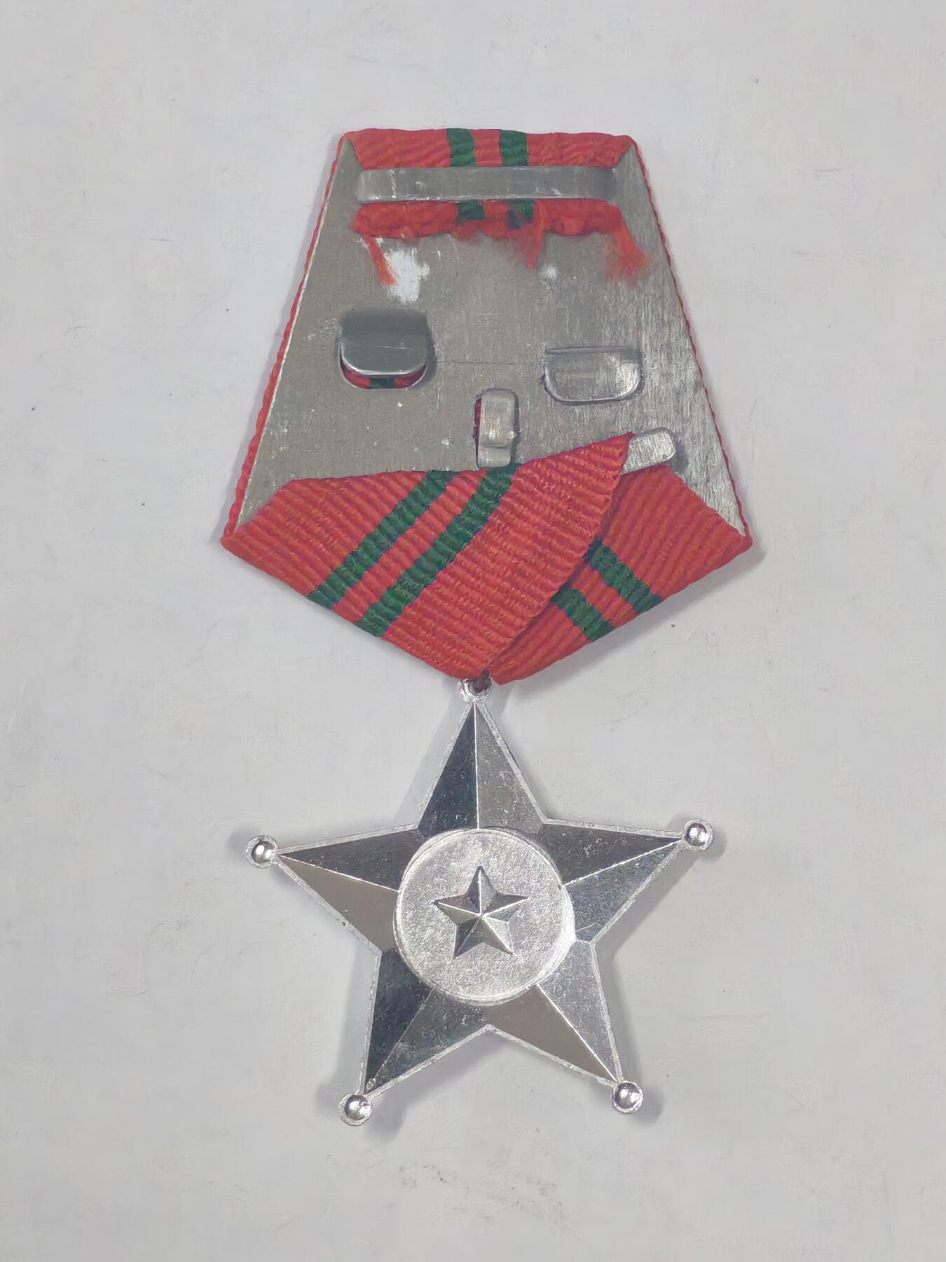 韵星假日军品类拍卖第51期  -- Rimey Holidays Militaria Auction 51 越南社会主义共和国三级战功勋章 后期硬挂