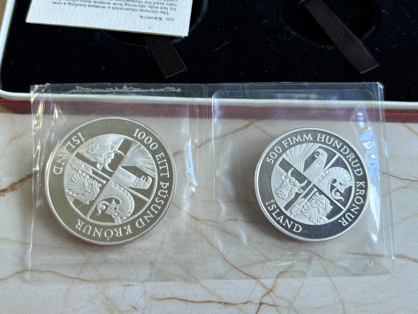 第195期拍卖 冰岛1974年人类定居冰岛1100周年纪念精制大银币一组，两枚面值分别为500克朗和1000克朗，共计50克，925银，此等品相外加原盒证书非常难得