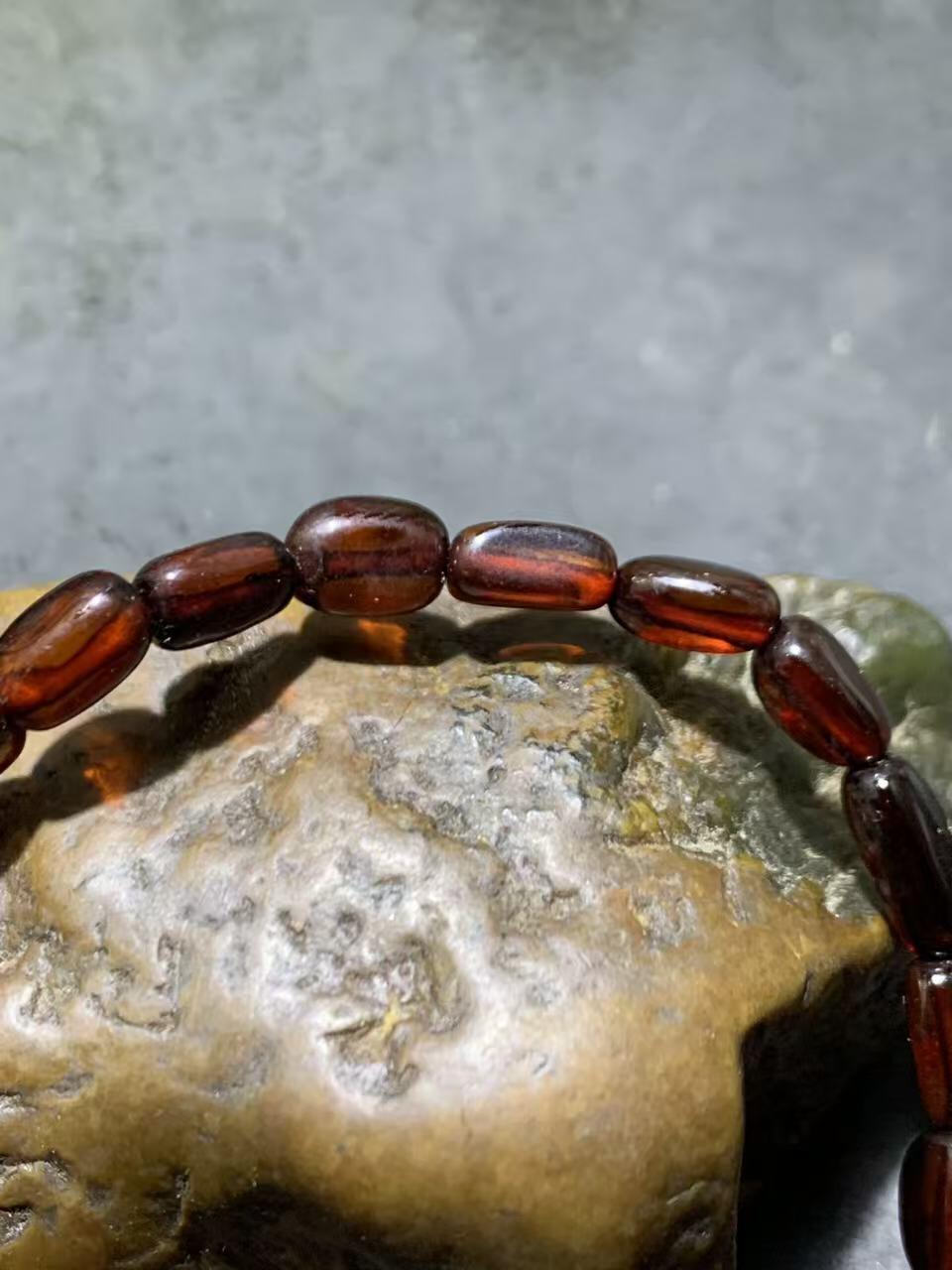 乌克兰血珀随形手串一条，