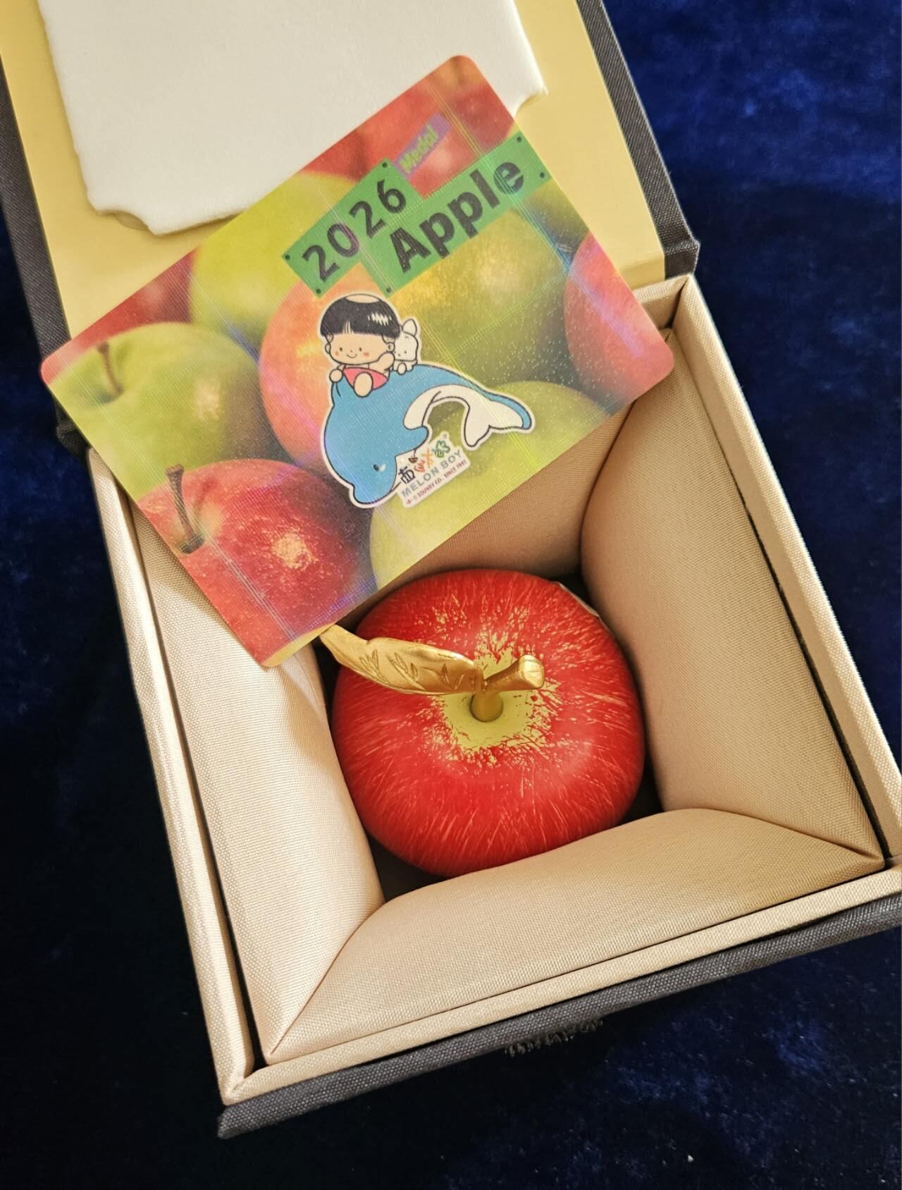 【币将精彩】世界钱币拍卖（2026-4-15） 发行量5枚的西瓜太郎2026年幸运红苹果立体彩色立体铜章编号3！铜约280克，带证书包装，外包装边角状态如图。