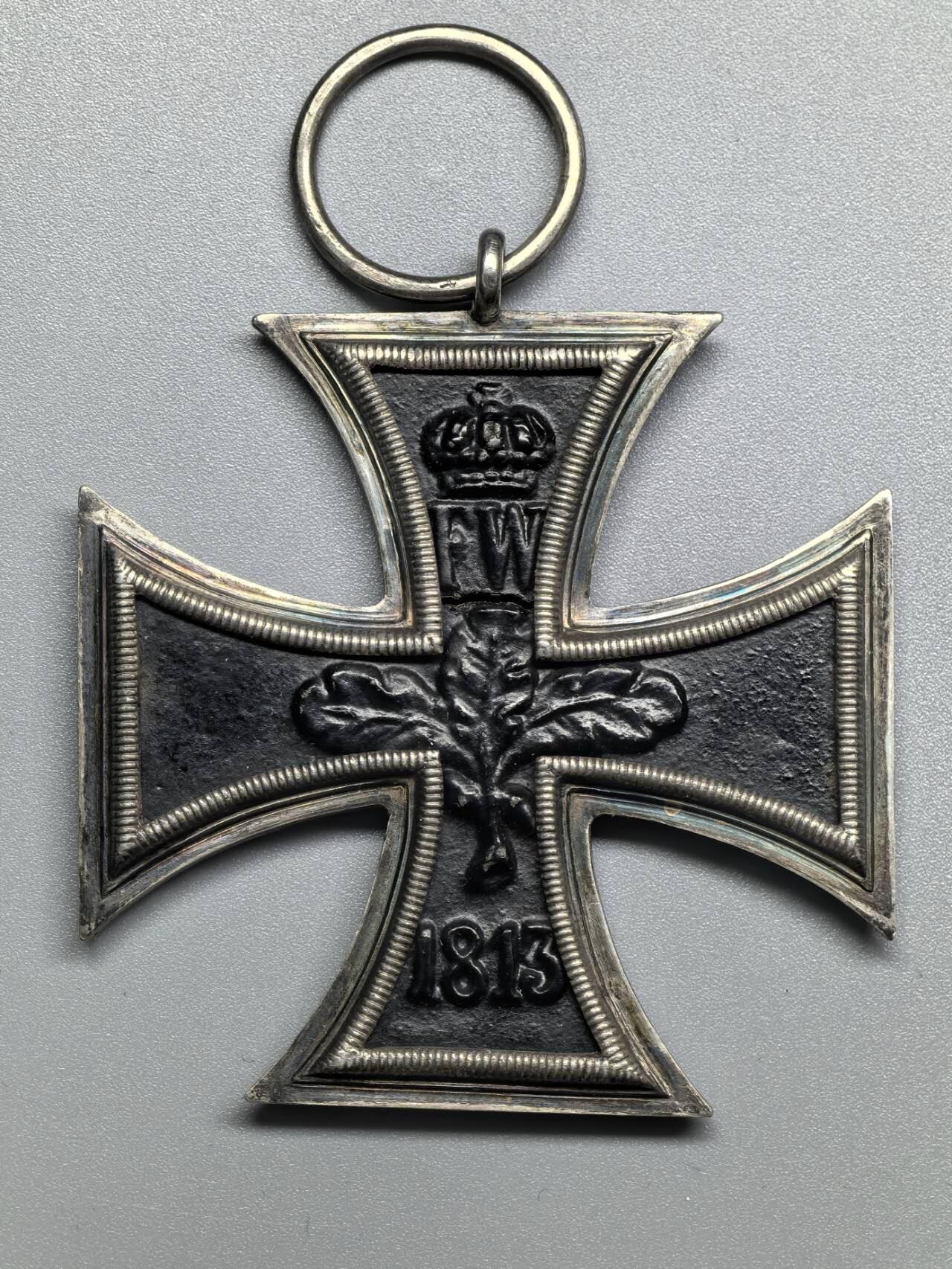 小驴勋章奖章收藏4月4日周六晚六点拍卖（珍爱和平，收藏战争，铭记历史，勿忘国耻，忠党爱国。有偿代拍，送拍规则在简介最后，参拍须阅读规则后再参拍，关系到运费包装发货时效真假辨别等关键信息，拍卖时不再发原图，看大图店主微信码在拍卖店铺介绍里） 德国一战二级铁十字勋章带盒，铁质核心黑漆，铁芯有一条断裂