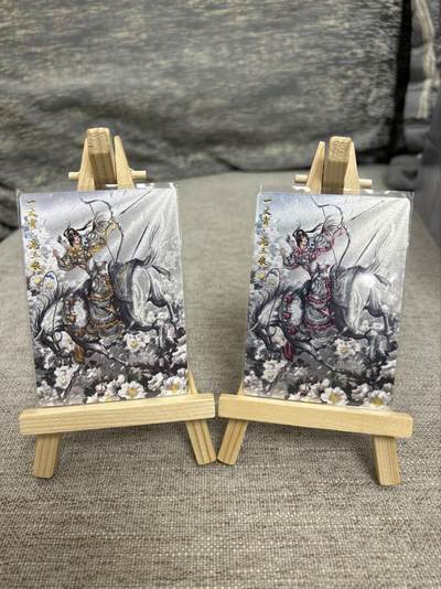 喜灰玩卡拍卖第七期，接拍品0佣金，欢迎送拍，释放现金流，让自己有资金可以购买更多喜欢的卡牌，让别的卡友能淘到更多心仪的卡牌 - 【限编123/300、121/300编】卡德曼谷粒老师绘 扈三娘09B、09C 限编粗闪