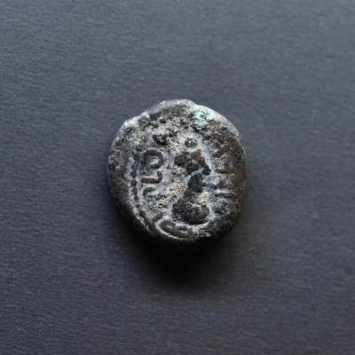 【良泉】4月16日【西方古代打制币】拍卖108件 - 公元106-130年【埃兰】奥罗德斯二世，背天空之神贝罗斯（Belos）和阿拉米铭文清晰。一德拉克马铜币，3.43克