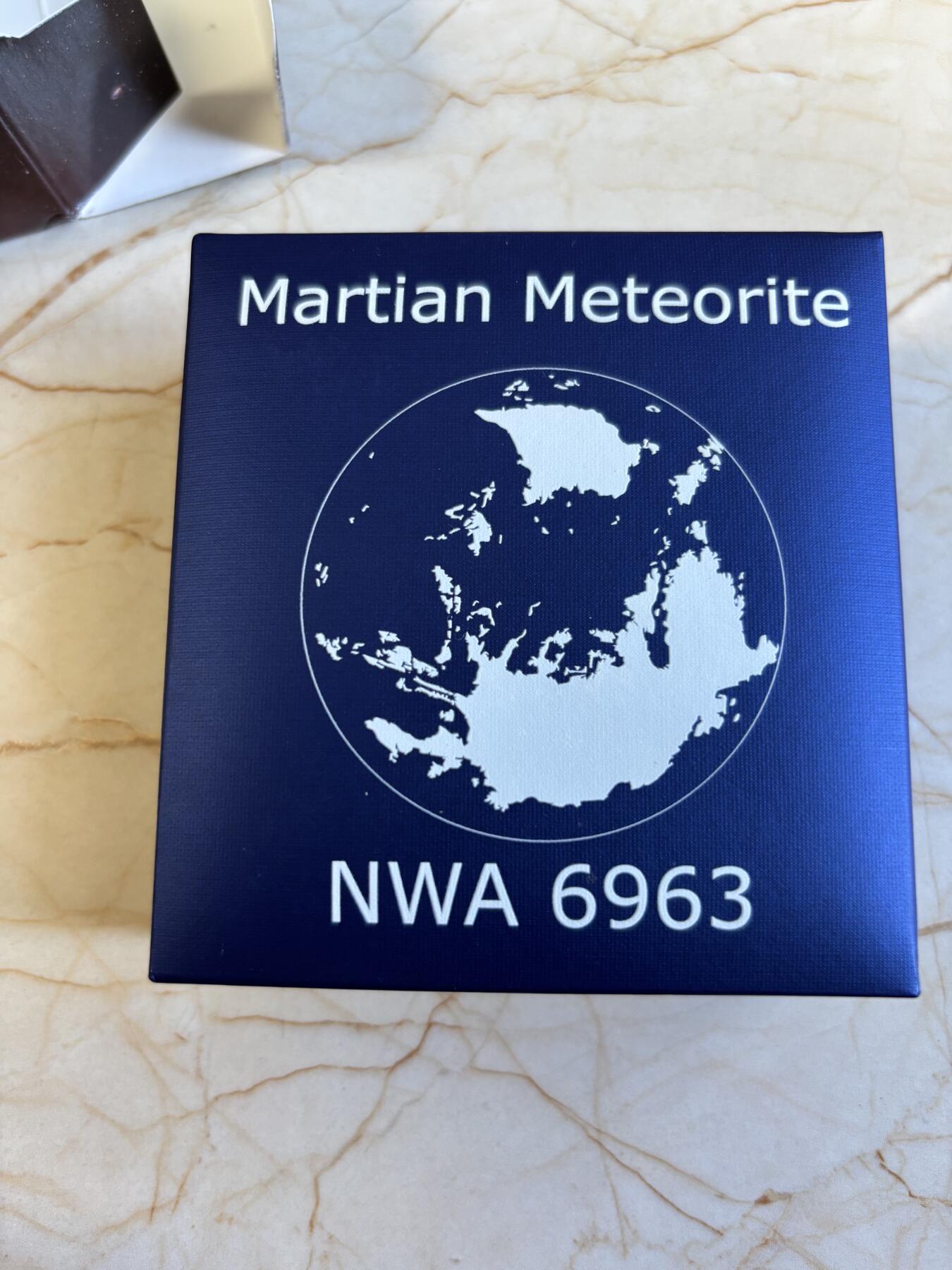 第196期拍卖 纽埃2016年镶嵌NWA6963火星陨石1盎司彩色纪念银币，999银，发行500枚