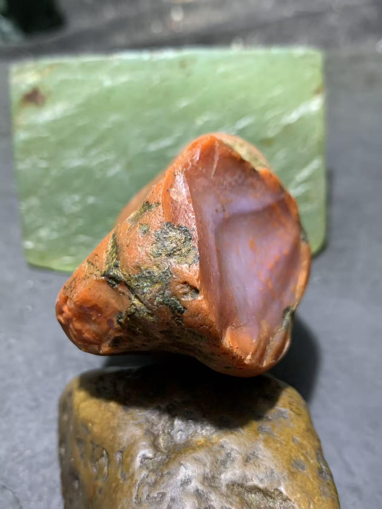 精美柿子红皮开窗料飘朱砂点南红玛瑙原石一颗