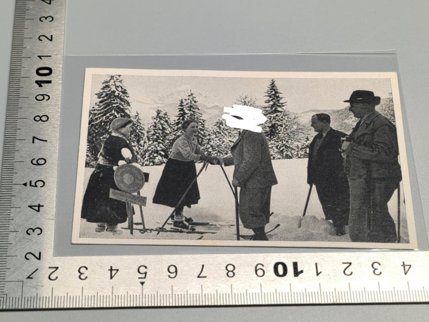 小驴勋章奖章收藏4月4日周六晚六点拍卖（珍爱和平，收藏战争，铭记历史，勿忘国耻，忠党爱国。有偿代拍，送拍规则在简介最后，参拍须阅读规则后再参拍，关系到运费包装发货时效真假辨别等关键信息，拍卖时不再发原图，看大图店主微信码在拍卖店铺介绍里） 画家宣传卡片