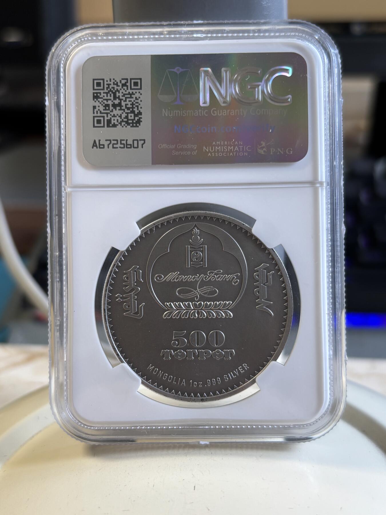 第195期拍卖 蒙古2012年草原动物系列刺猬仿古镶嵌水晶纪念银币NGC-PF68带证书，999银，发行2500枚