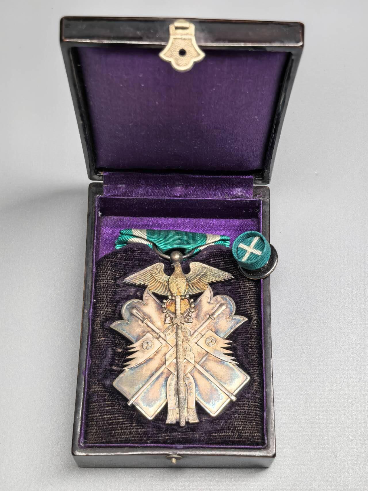 小驴勋章奖章收藏4月4日周六晚六点拍卖（珍爱和平，收藏战争，铭记历史，勿忘国耻，忠党爱国。有偿代拍，送拍规则在简介最后，参拍须阅读规则后再参拍，关系到运费包装发货时效真假辨别等关键信息，拍卖时不再发原图，看大图店主微信码在拍卖店铺介绍里） 功七级金鸱章带盒带略