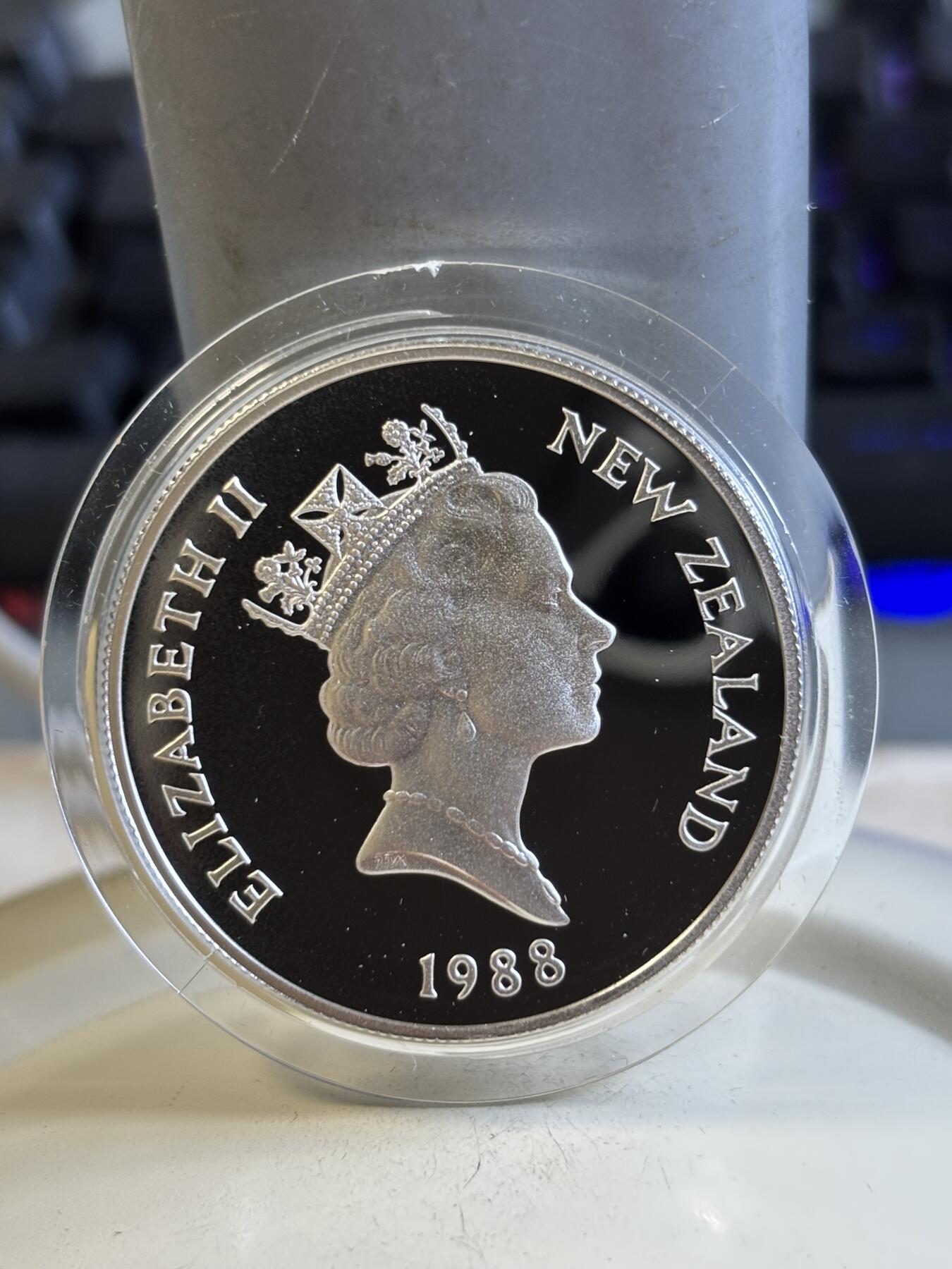 第195期拍卖 新西兰1988年黄眼企鹅，珍稀动物系列精制大银币带盒证书，27.22克，925银