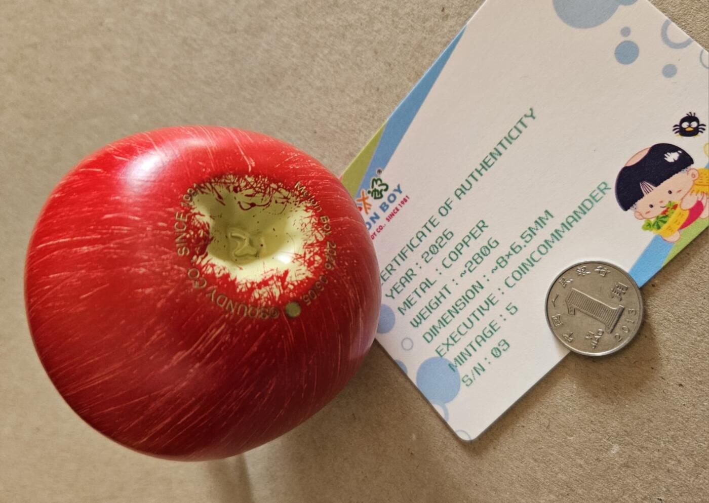 【币将精彩】世界钱币拍卖（2026-4-15） 发行量5枚的西瓜太郎2026年幸运红苹果立体彩色立体铜章编号3！铜约280克，带证书包装，外包装边角状态如图。