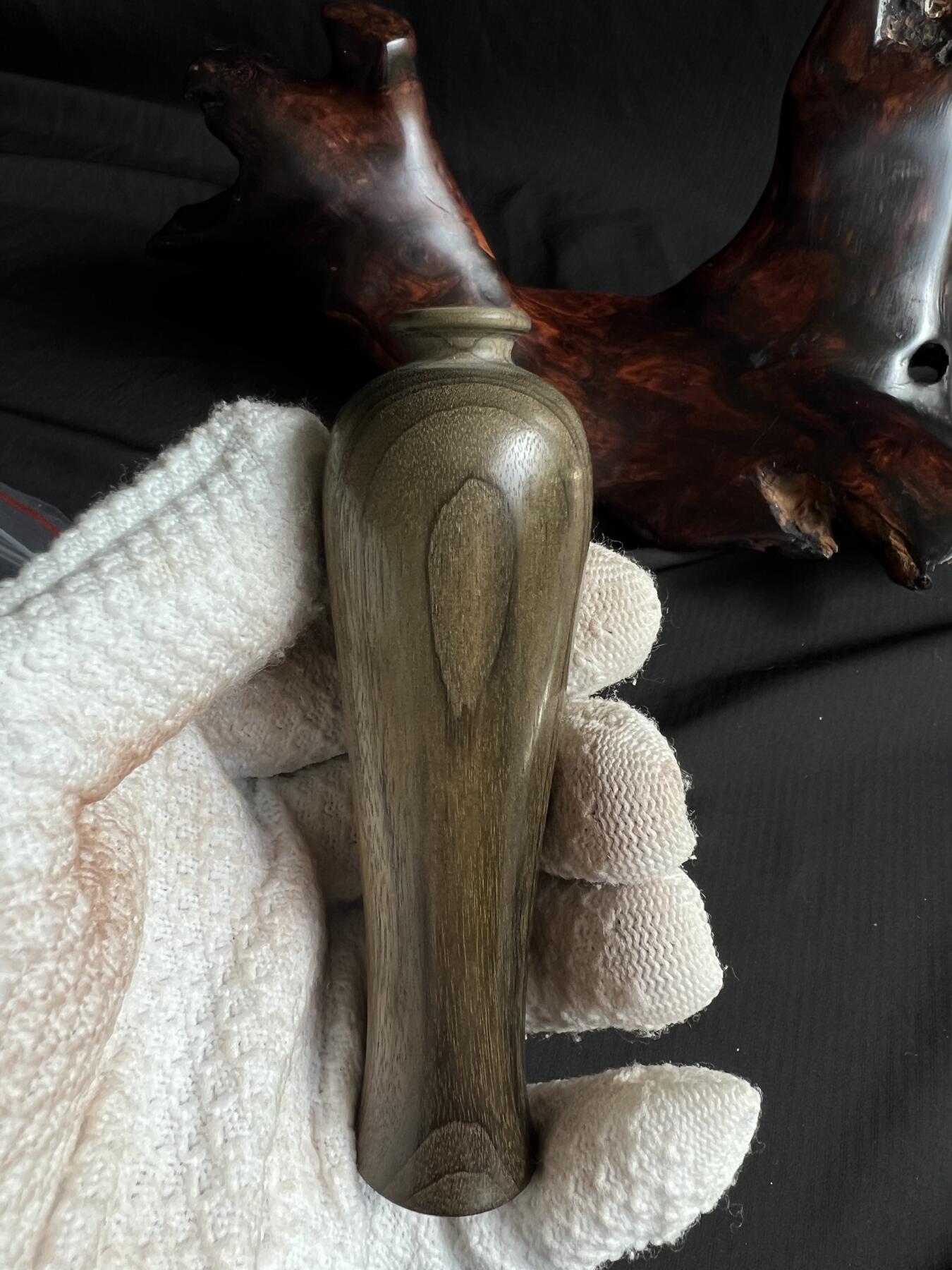 零元拍：金丝楠 精工 净瓶 雕件手把件绿阴沉，满手留香金丝流溢。107/31.5/25MM