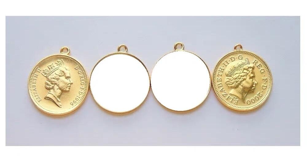 【旋风钱币】4月18日19:00准时开拍 精美欧洲币章、银币银章、第三帝国钱币等 全场包邮！ 2枚一起 纯手工 英国伊丽莎白二世中老年像 镀金高浮雕精制币章吊坠 20MM