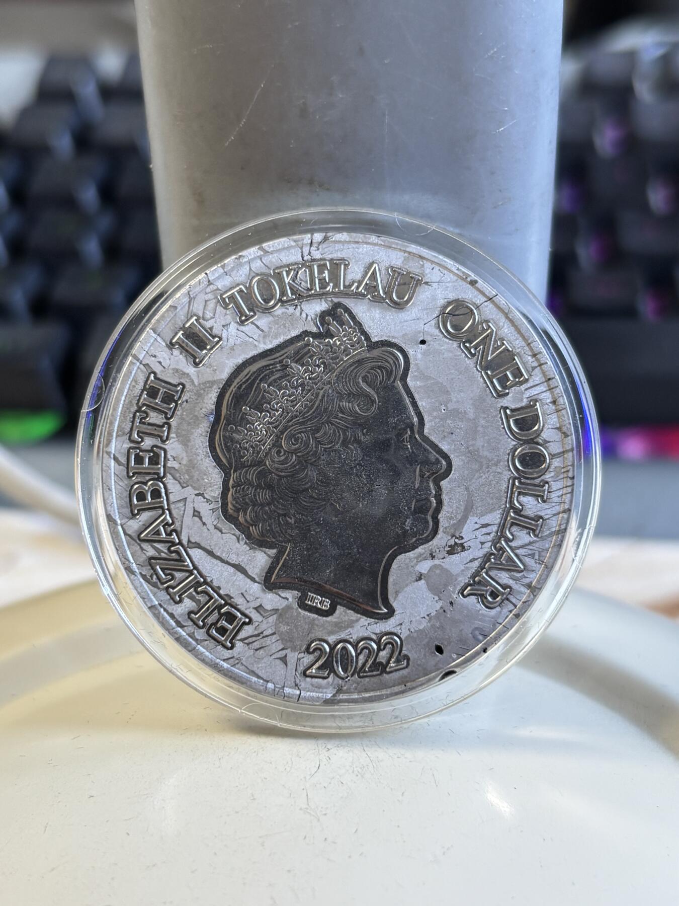 第196期拍卖 托克劳2022年龙凤呈祥1盎司阿勒泰全陨石彩纪念币，1盎司，发行888枚