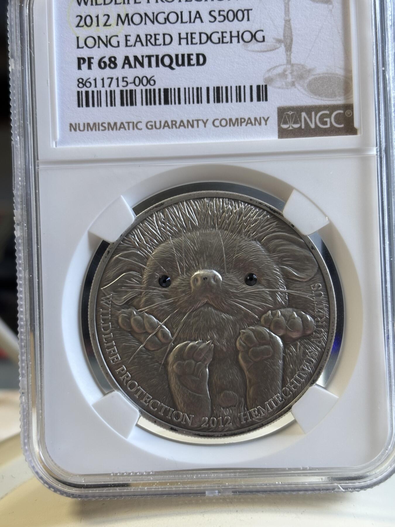 第195期拍卖 蒙古2012年草原动物系列刺猬仿古镶嵌水晶纪念银币NGC-PF68带证书，999银，发行2500枚