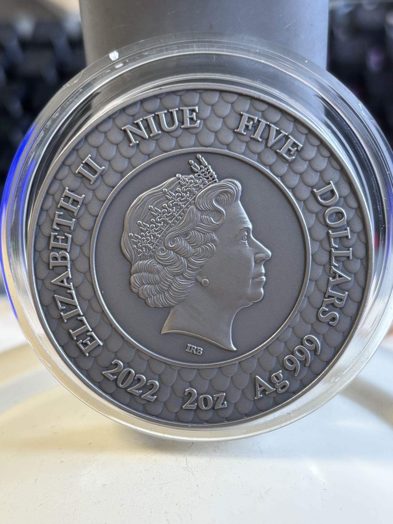 第196期拍卖 纽埃2022年神龙吐珠镶嵌珍珠2盎司仿古纪念银币，999银镀金，发行500枚