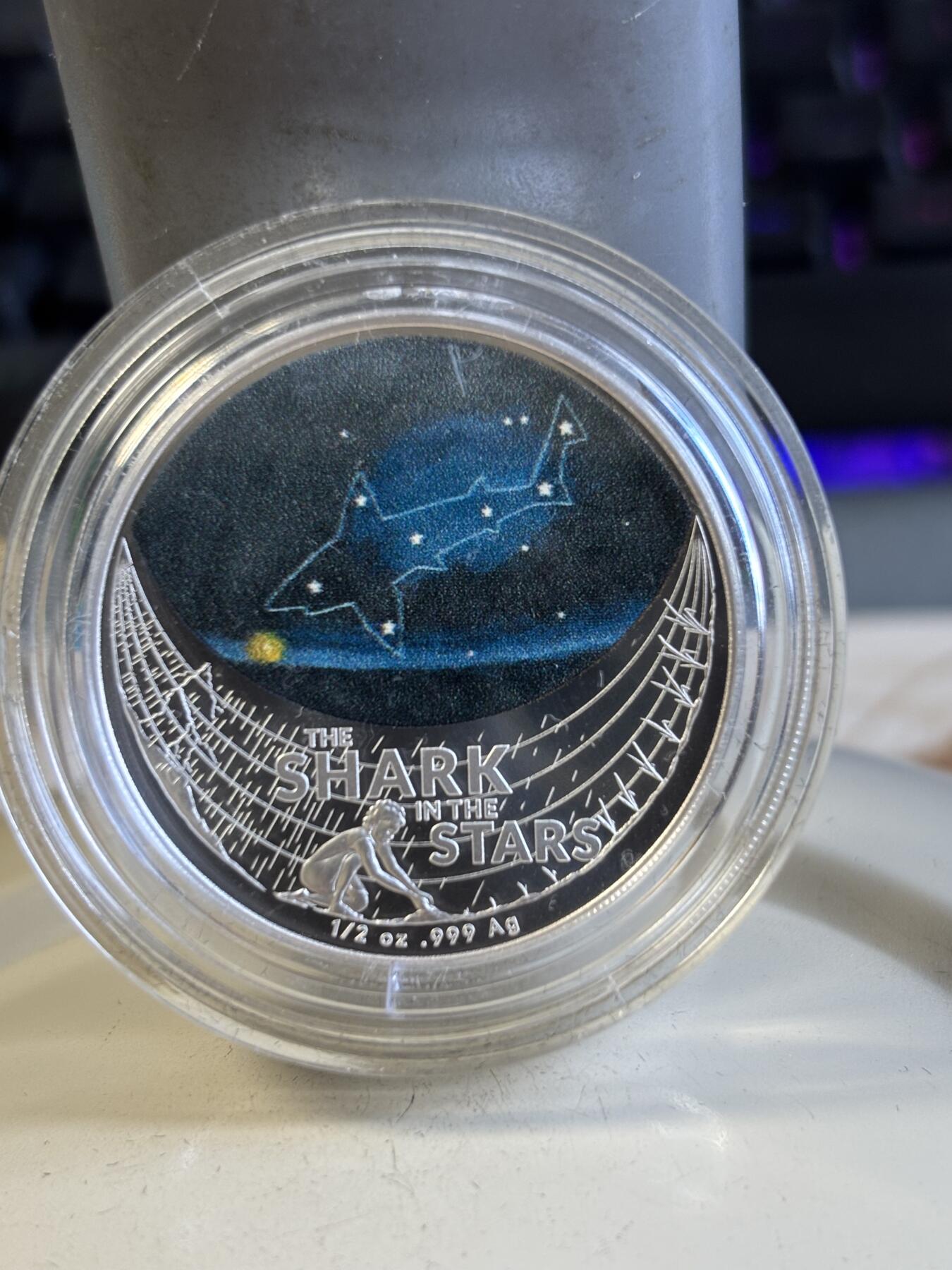 第196期拍卖 澳大利亚2021年梦幻星空鲨鱼座半盎司彩色银币，999银，发行量5000枚，有白斑