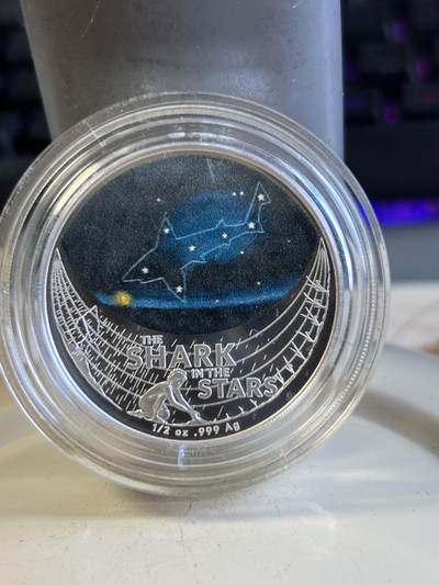 第196期拍卖 - 澳大利亚2021年梦幻星空鲨鱼座半盎司彩色银币，999银，发行量5000枚，有白斑