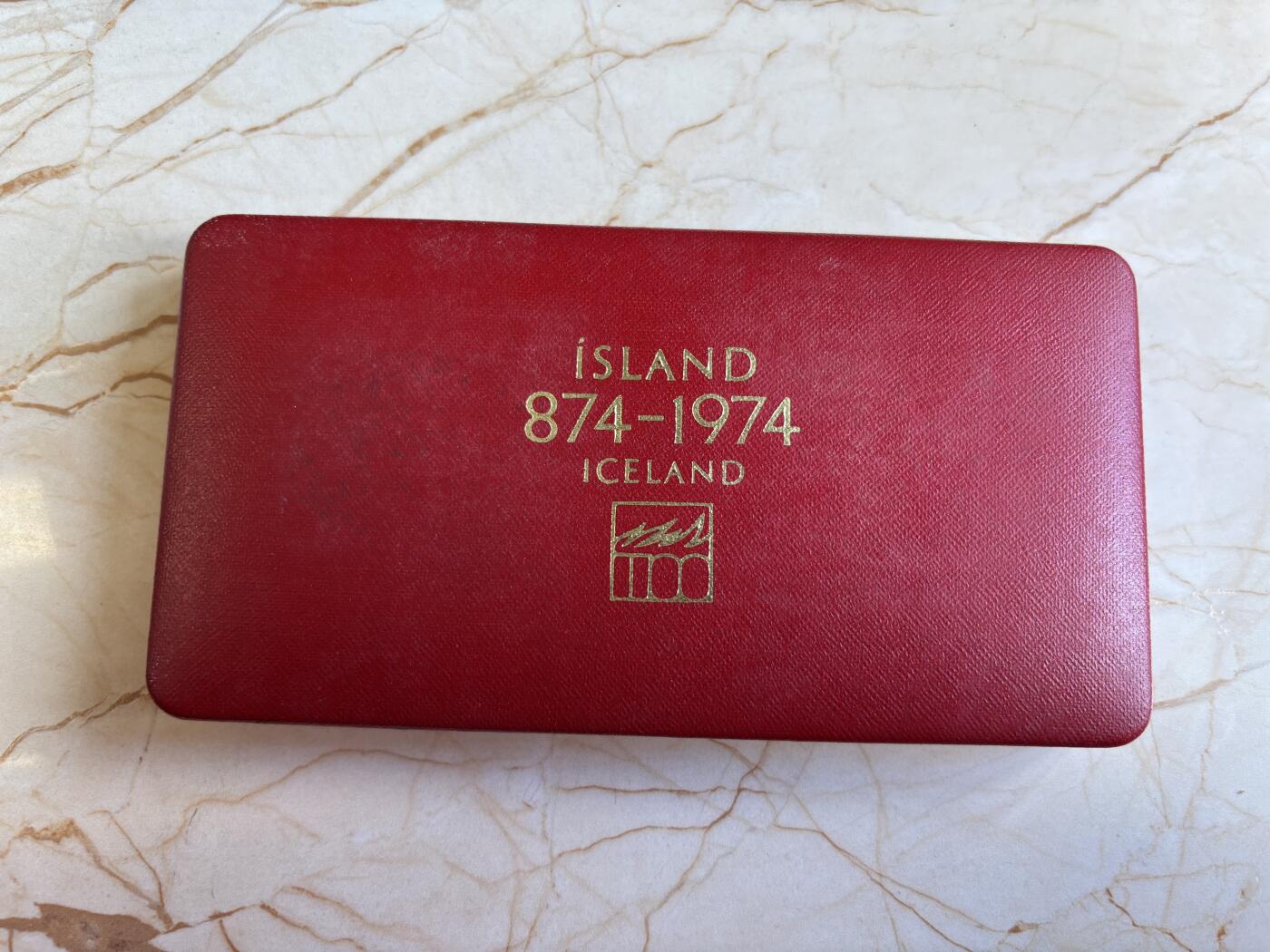 第195期拍卖 冰岛1974年人类定居冰岛1100周年纪念精制大银币一组，两枚面值分别为500克朗和1000克朗，共计50克，925银，此等品相外加原盒证书非常难得