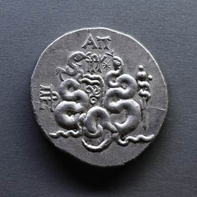 【良泉】4月16日【西方古代打制币】拍卖108件 - 【未流通极美品】公元前76-67年【古希腊-罗马】帕加马 蛇篮四德拉克马银币。于罗马治下打制，12.38克