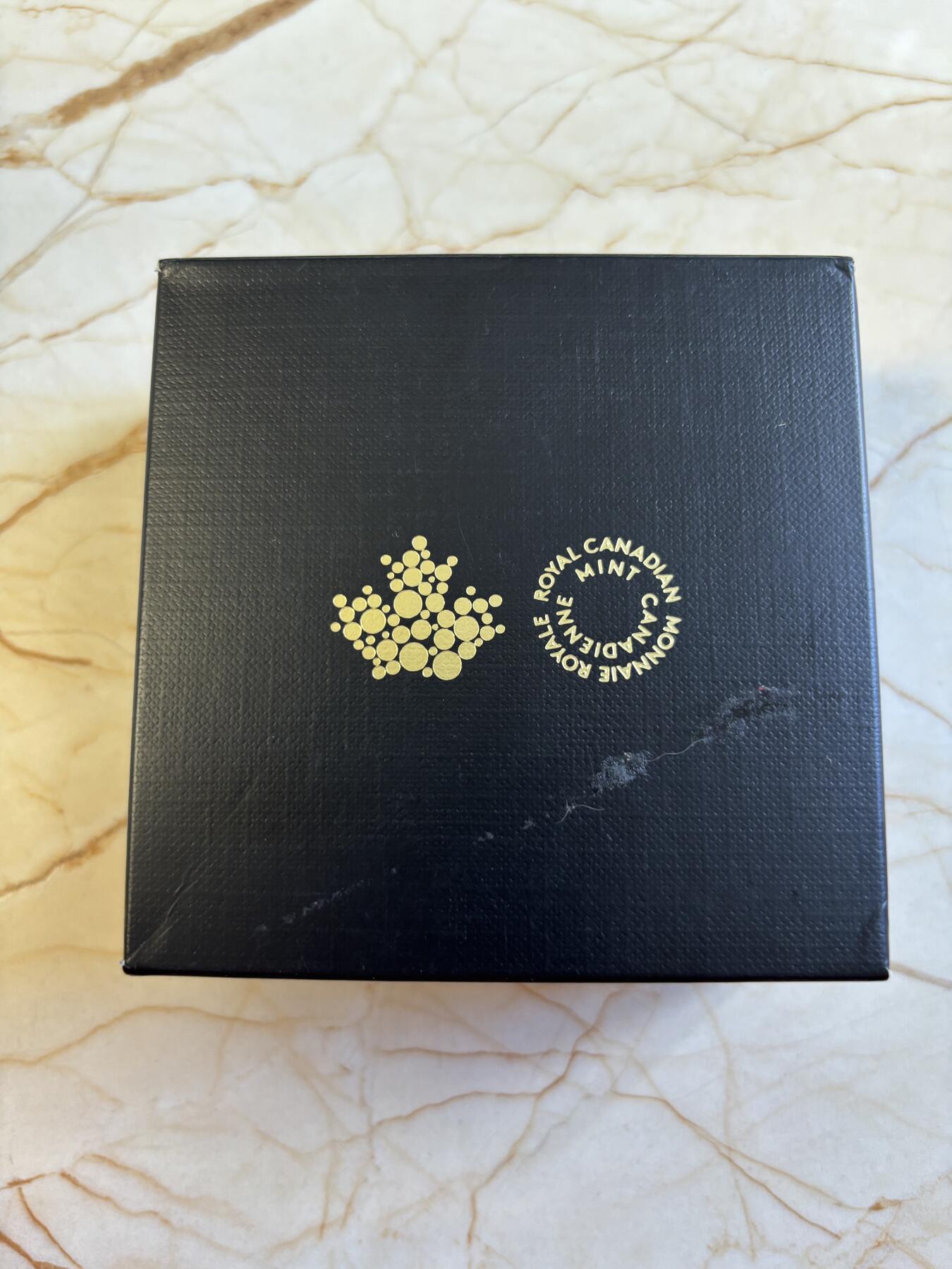 第196期拍卖 加拿大2019年历史邮票系列徽章和国旗1盎司彩银币，9999银，发行5000枚