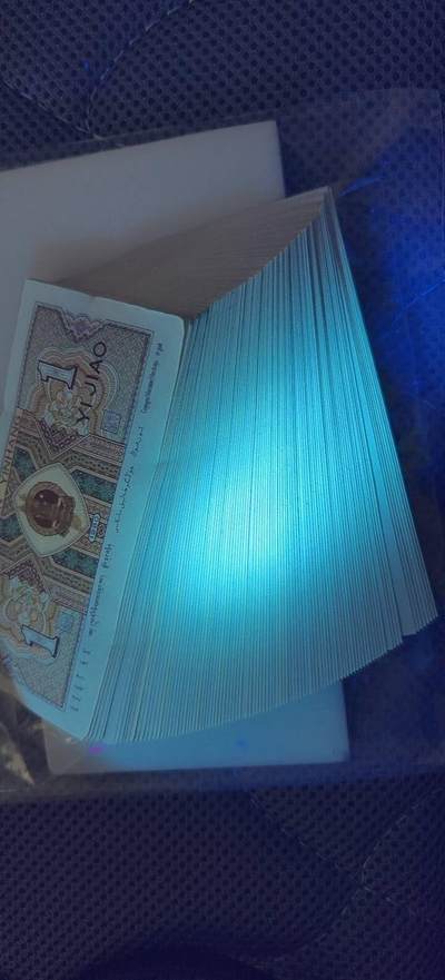 四版荧光币42 - 92年早期冠，傻逼冠，特强背绿星，无油无斑，因为是901，最后几张有点脏，介意勿拍