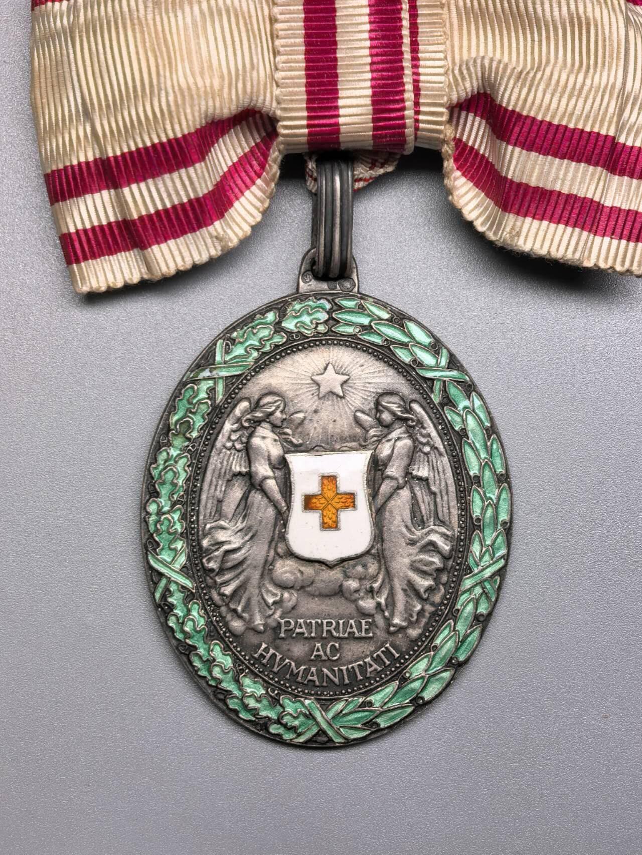 小驴勋章奖章收藏4月4日周六晚六点拍卖（珍爱和平，收藏战争，铭记历史，勿忘国耻，忠党爱国。有偿代拍，送拍规则在简介最后，参拍须阅读规则后再参拍，关系到运费包装发货时效真假辨别等关键信息，拍卖时不再发原图，看大图店主微信码在拍卖店铺介绍里） 奥匈帝国红十字奖章，银质，环连接处打标，带少见原盒