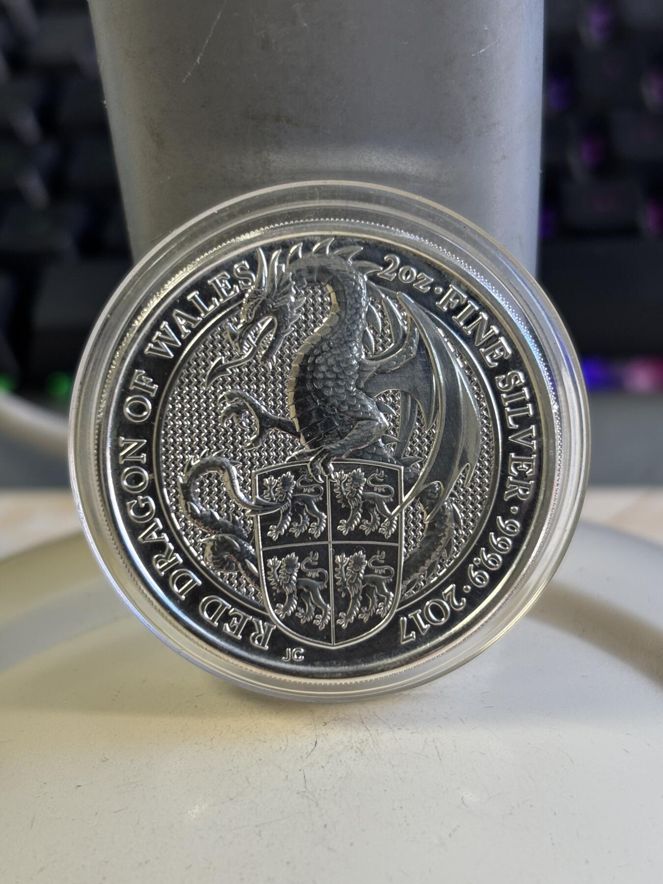 第196期拍卖 英国2017年女王神兽系列威尔斯红龙2盎司纪念银币，9999银，有瑕疵