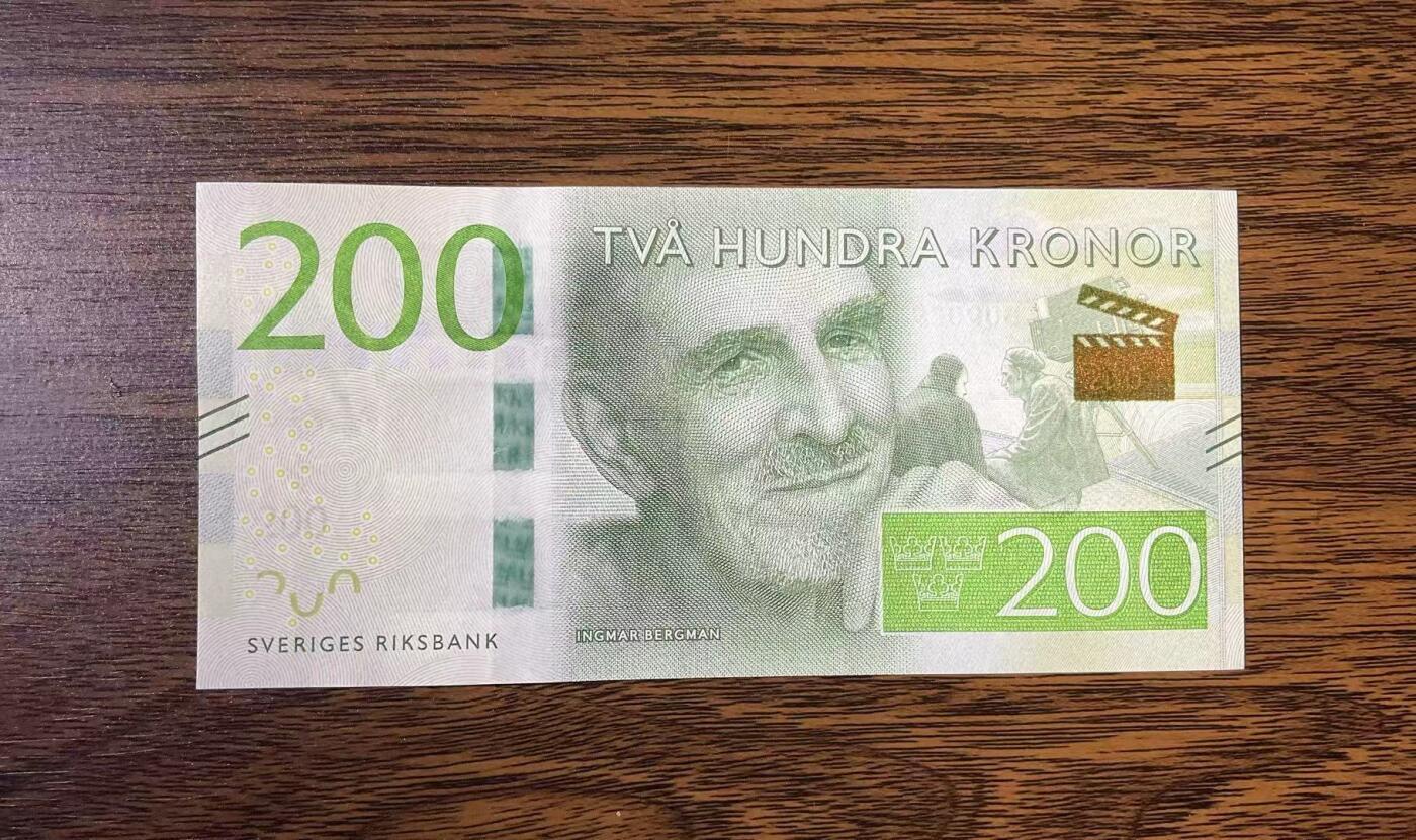 【礼羽收藏】🌏世界钱币拍卖第131期  瑞典200克朗2015首年首发版B冠(刀拆绝品原票状态适合送评)无347双尾55号码干净漂亮。稀少面值币种量小，市面能看到基本都带347的号码不佳，该套最值得入手一枚配套必备错失美号拍大腿