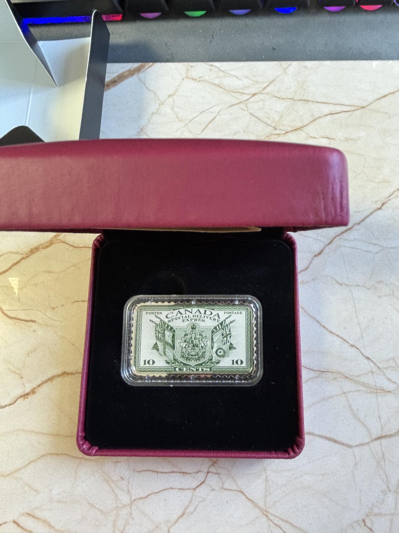 第196期拍卖 加拿大2019年历史邮票系列徽章和国旗1盎司彩银币，9999银，发行5000枚