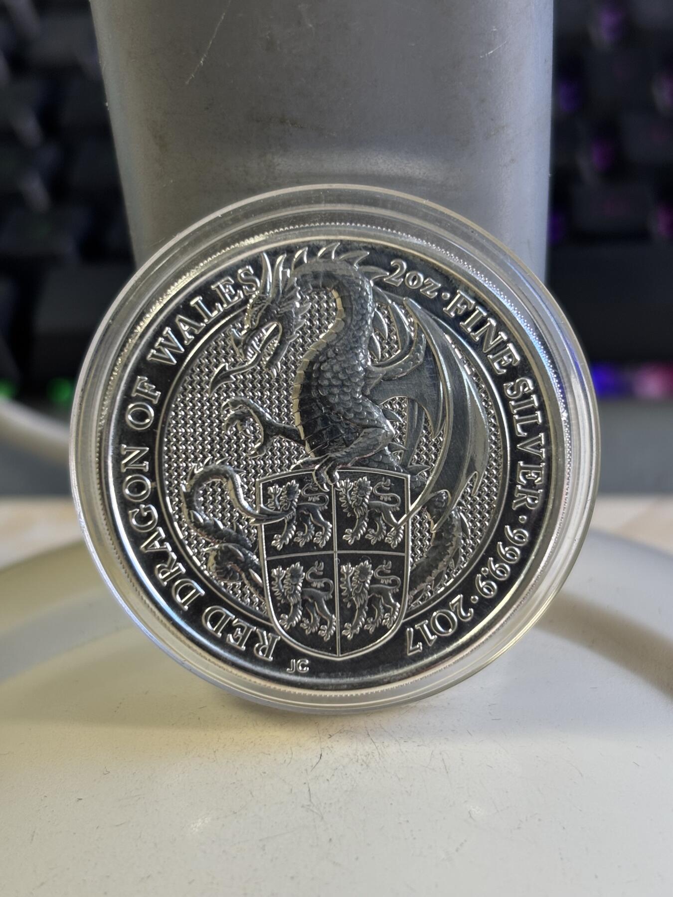 第196期拍卖 英国2017年女王神兽系列威尔斯红龙2盎司纪念银币，9999银，有瑕疵