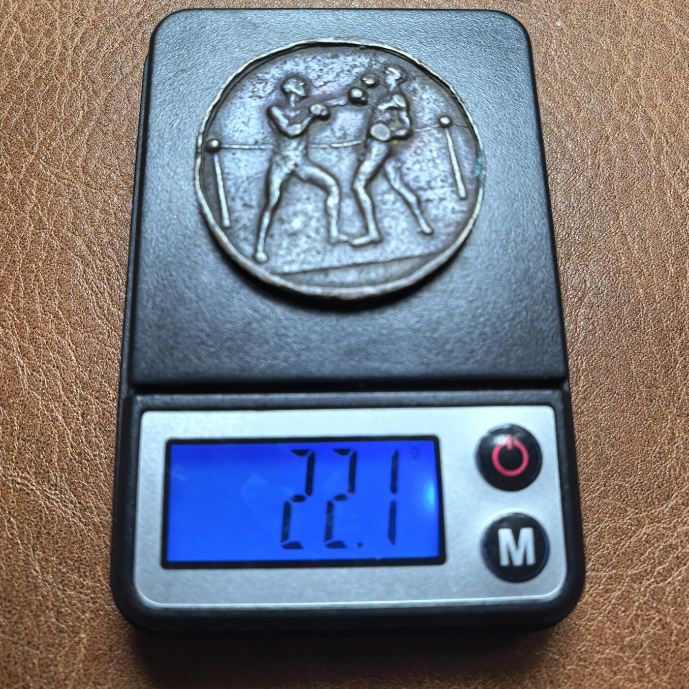 一枚19世纪初期欧洲拳击题材纪念章 包浆自然，铜制古朴，岁月痕迹明显