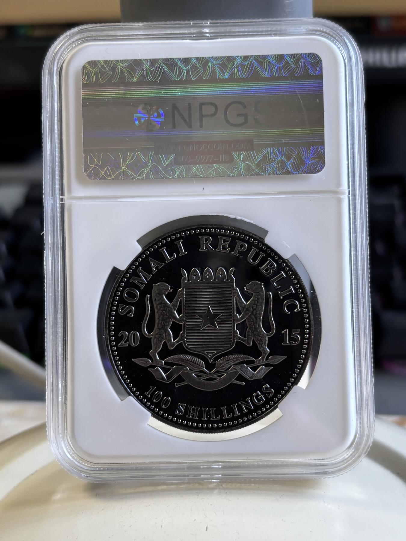 第196期拍卖 索马里2015年黑金帝国系列非洲母子象钌化镀金银币评级，999钌化镀金，1盎司，发行5000枚