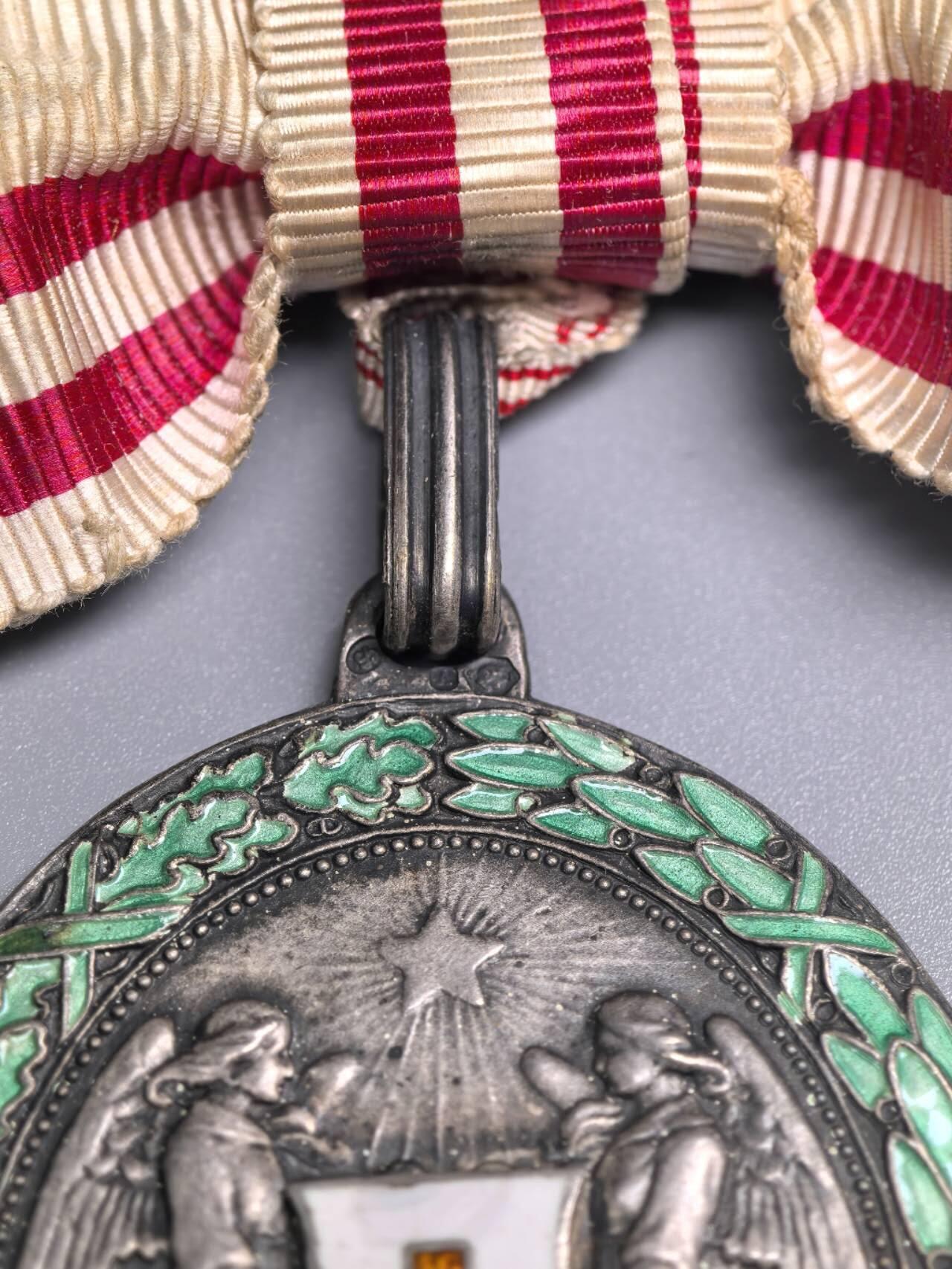 小驴勋章奖章收藏4月4日周六晚六点拍卖（珍爱和平，收藏战争，铭记历史，勿忘国耻，忠党爱国。有偿代拍，送拍规则在简介最后，参拍须阅读规则后再参拍，关系到运费包装发货时效真假辨别等关键信息，拍卖时不再发原图，看大图店主微信码在拍卖店铺介绍里） 奥匈帝国红十字奖章，银质，环连接处打标，带少见原盒