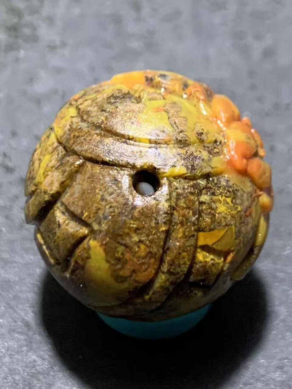 精美亚光冰飘糖心料草花纹战国红玛瑙手工俏色巧雕蝙蝠钱币2.0圆珠一个，