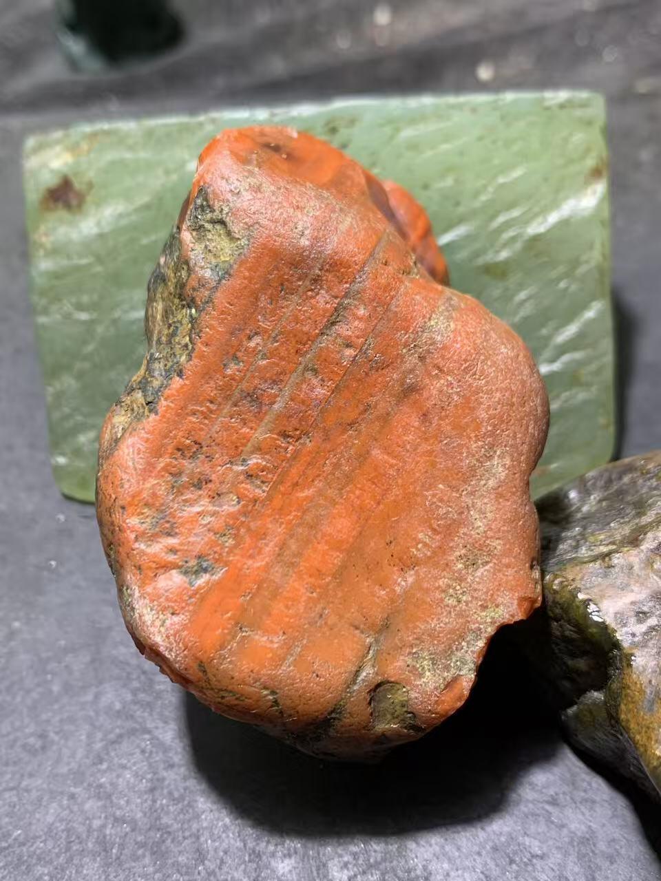 精美柿子红皮开窗料飘朱砂点南红玛瑙原石一颗