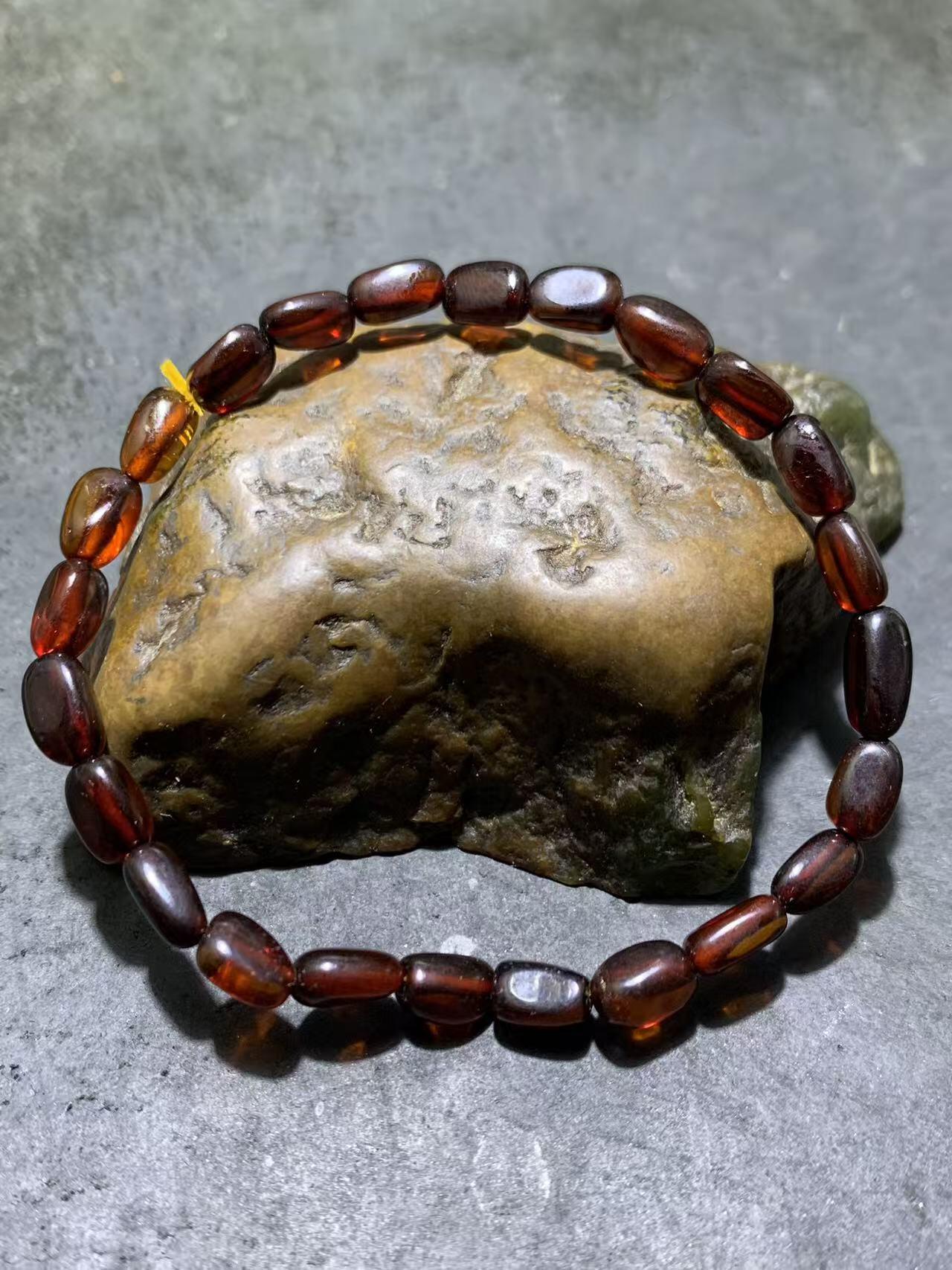 乌克兰血珀随形手串一条，