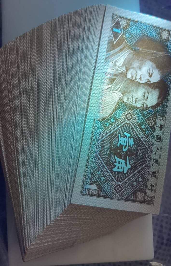 四版荧光币42 92年早期冠，傻逼冠，特强背绿星，无油无斑，因为是901，最后几张有点脏，介意勿拍