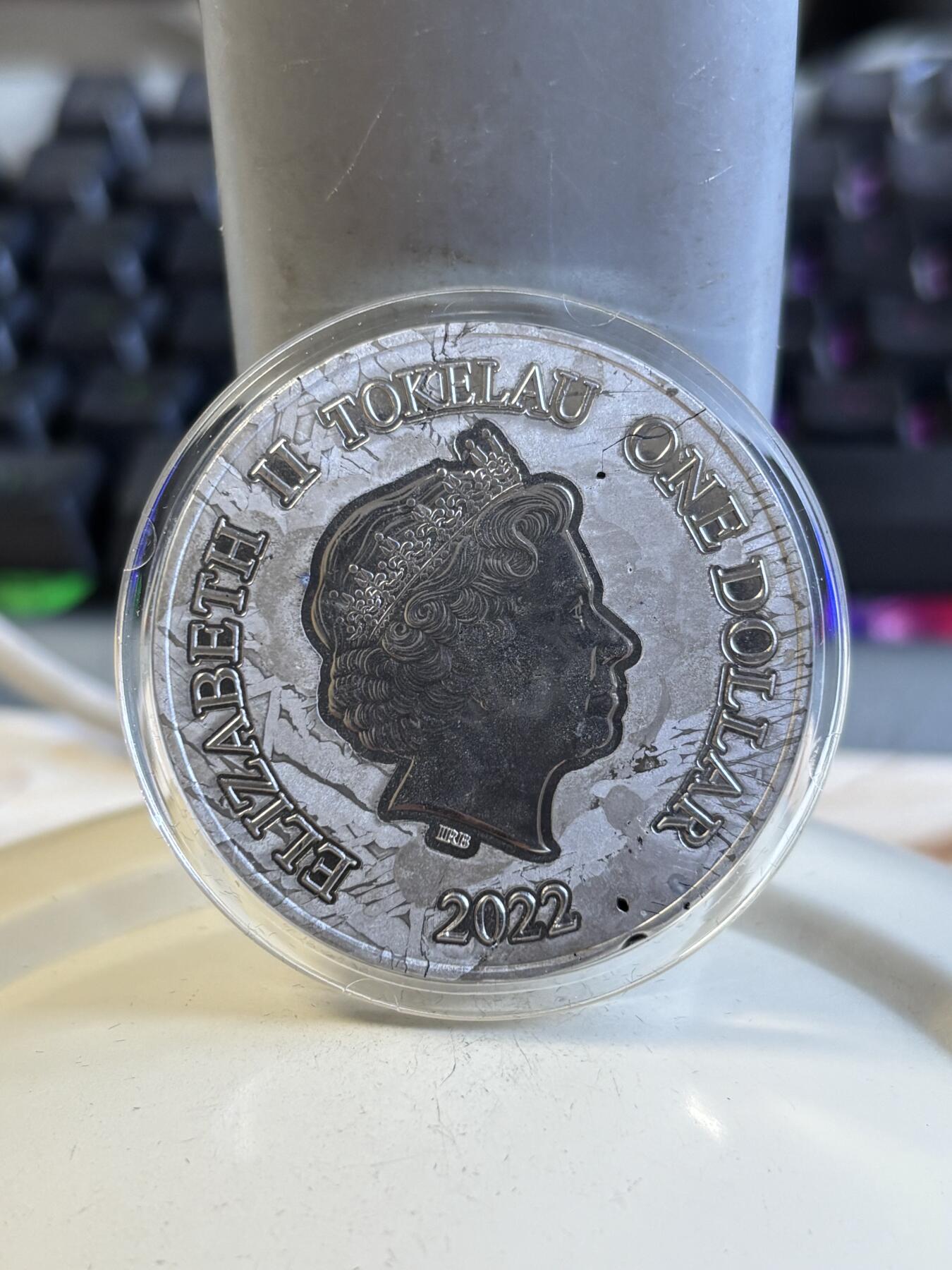 第196期拍卖 托克劳2022年龙凤呈祥1盎司阿勒泰全陨石彩纪念币，1盎司，发行888枚