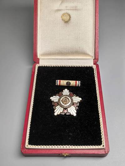 小驴勋章奖章收藏4月4日周六晚六点拍卖（珍爱和平，收藏战争，铭记历史，勿忘国耻，忠党爱国。有偿代拍，送拍规则在简介最后，参拍须阅读规则后再参拍，关系到运费包装发货时效真假辨别等关键信息，拍卖时不再发原图，看大图店主微信码在拍卖店铺介绍里） - 南斯拉夫共和国勋章带盒带略