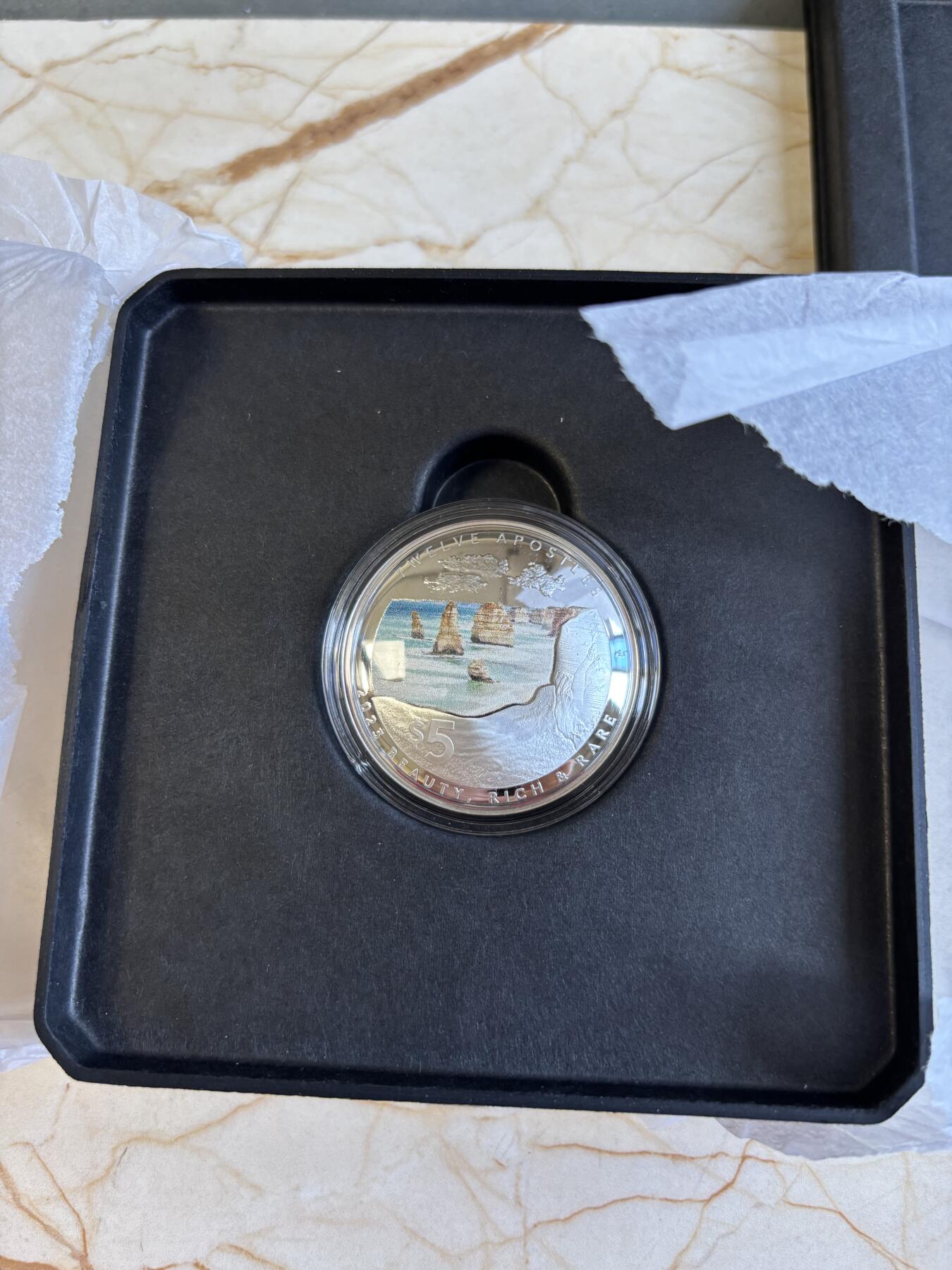 第196期拍卖 澳大利亚2023年十二使徒岩1盎司曲面彩色纪念银币，999银，发行7500枚