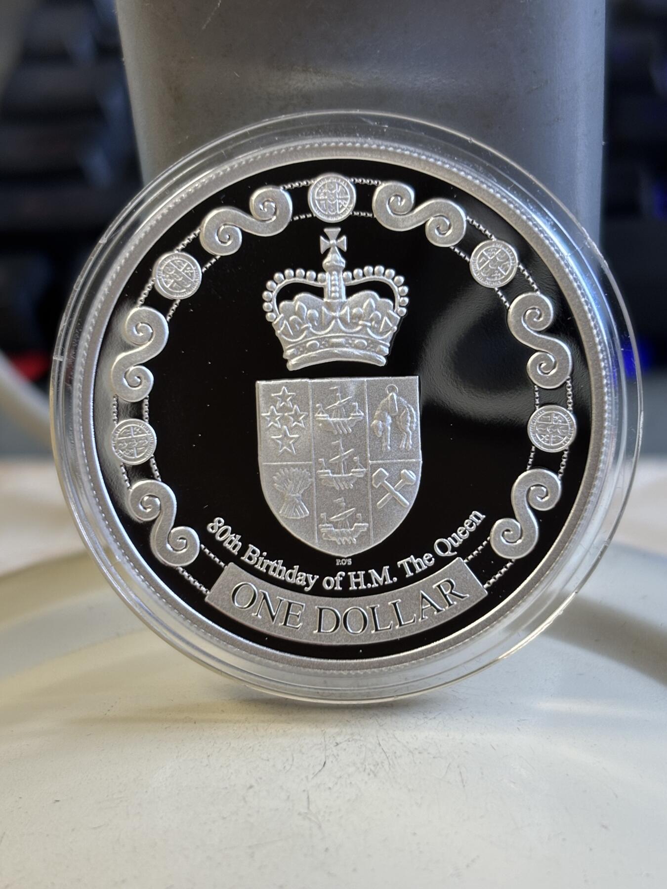 第195期拍卖 新西兰2006年伊丽莎白女王80周岁生日纪念精制银币，国际热门主题，31.1克，999银，编号0268，发行量2500枚，原盒证书