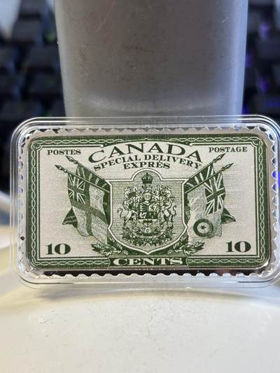 第196期拍卖 - 加拿大2019年历史邮票系列徽章和国旗1盎司彩银币，9999银，发行5000枚