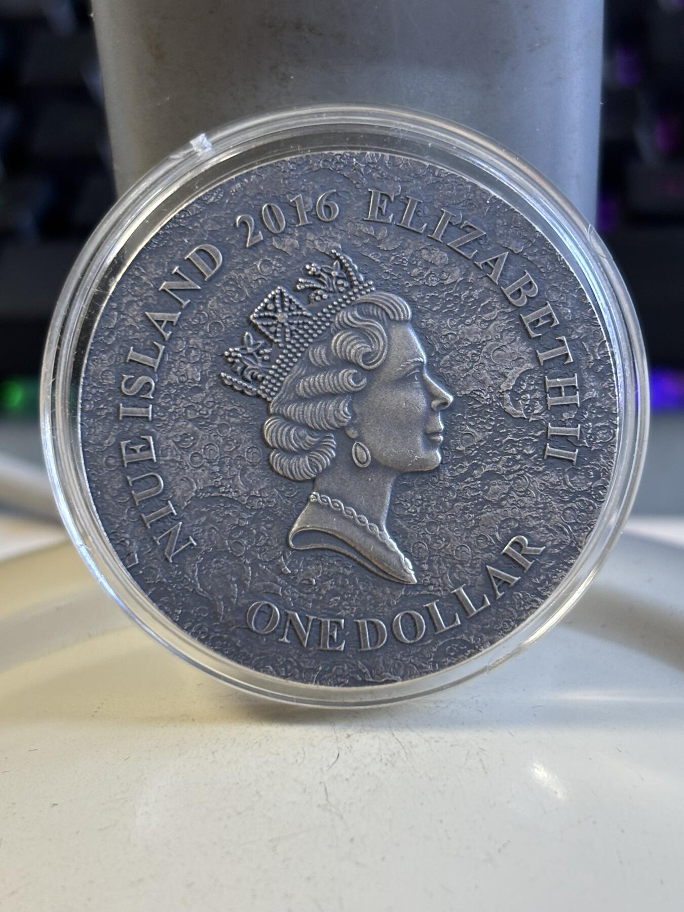 第196期拍卖 纽埃2016年镶嵌NWA6963火星陨石1盎司彩色纪念银币，999银，发行500枚