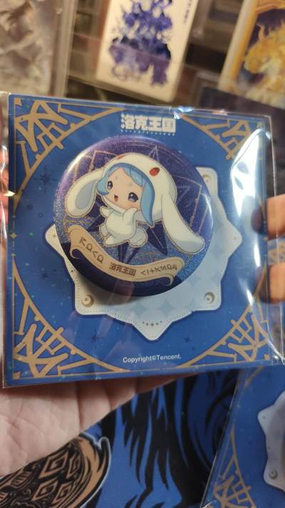 霸总卡牌第四期 - 【Apple×洛克王国】帽兜娃娃徽章