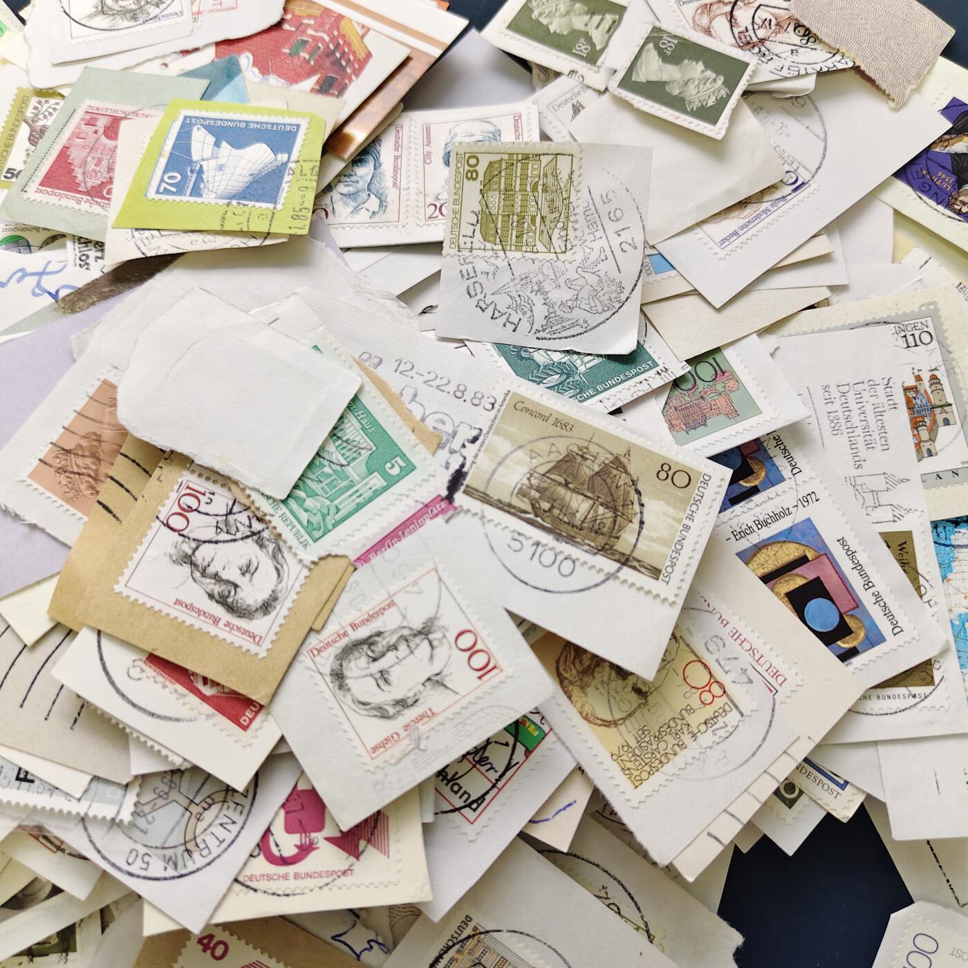 【全场包邮】纯粹捡漏拍517场 【邮票】世界各国各年份邮票剪片及卡牌一盒