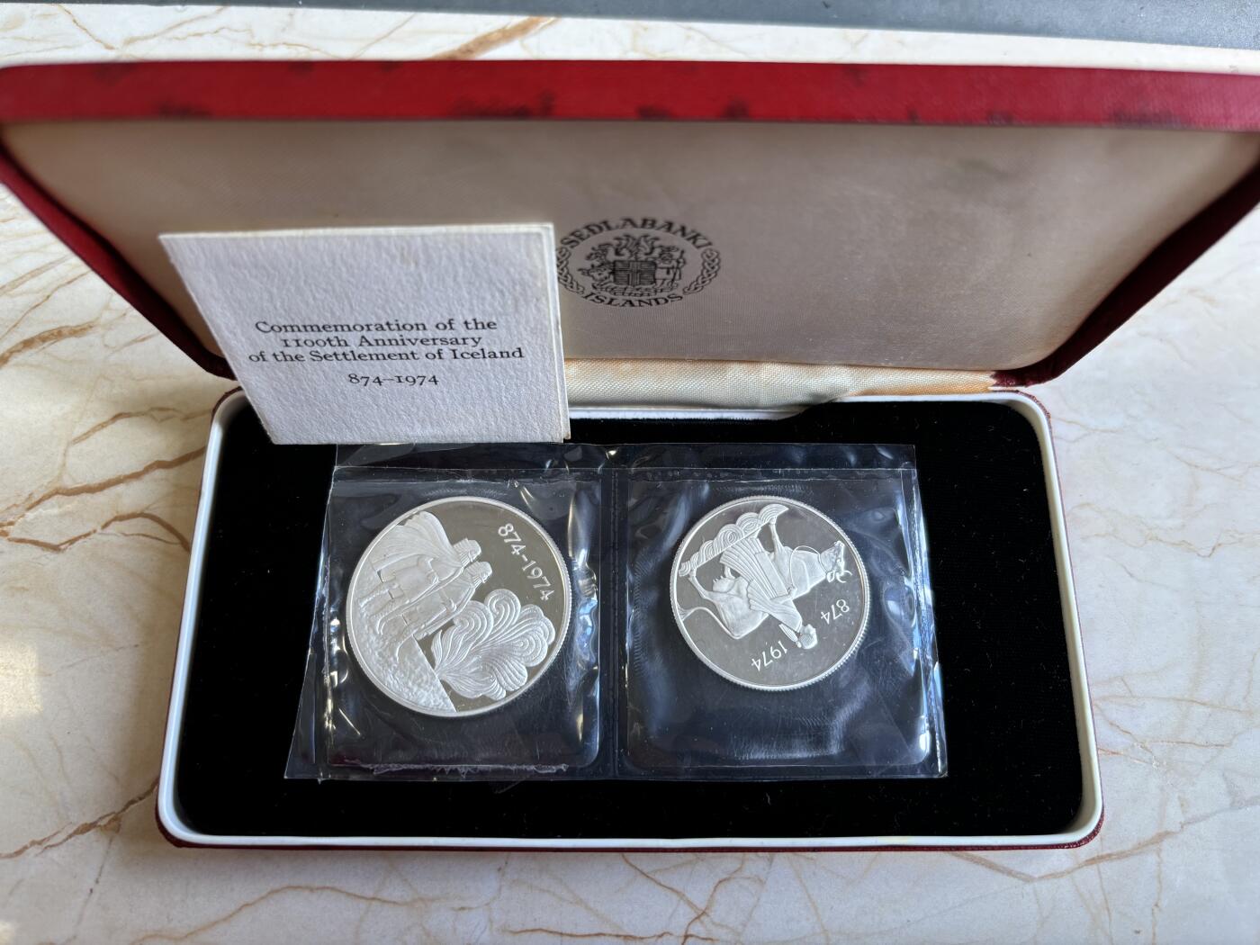 第195期拍卖 冰岛1974年人类定居冰岛1100周年纪念精制大银币一组，两枚面值分别为500克朗和1000克朗，共计50克，925银，此等品相外加原盒证书非常难得
