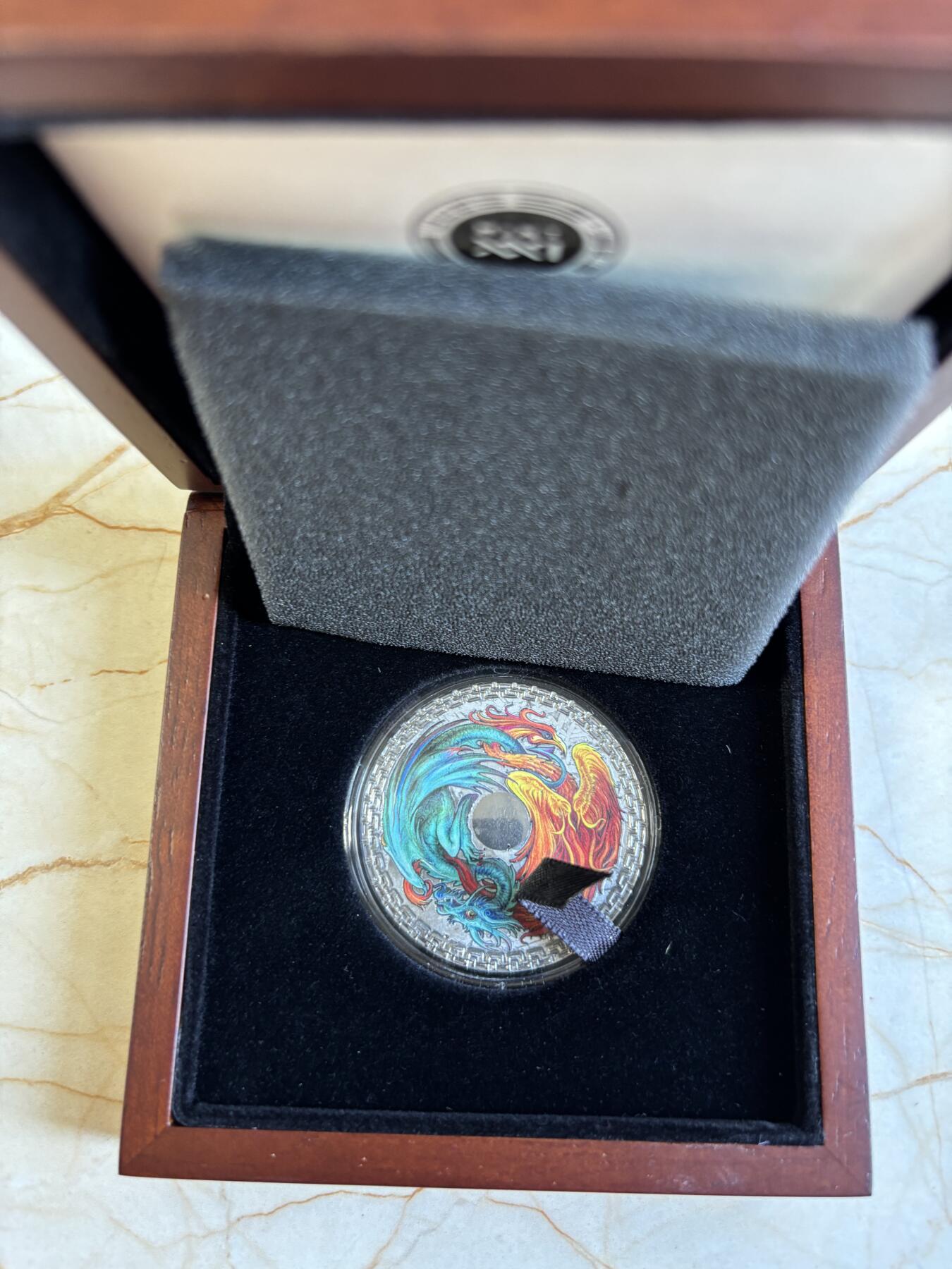 第196期拍卖 托克劳2022年龙凤呈祥1盎司阿勒泰全陨石彩纪念币，1盎司，发行888枚