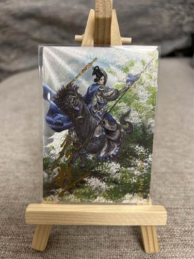 喜灰玩卡拍卖第七期，接拍品0佣金，欢迎送拍，释放现金流，让自己有资金可以购买更多喜欢的卡牌，让别的卡友能淘到更多心仪的卡牌 - 【亲签限编053/108编】卡德曼 谷粒老师绘 扈三娘085B 限编亲签粗闪