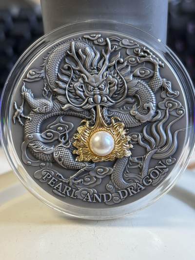 第196期拍卖 - 纽埃2022年神龙吐珠镶嵌珍珠2盎司仿古纪念银币，999银镀金，发行500枚